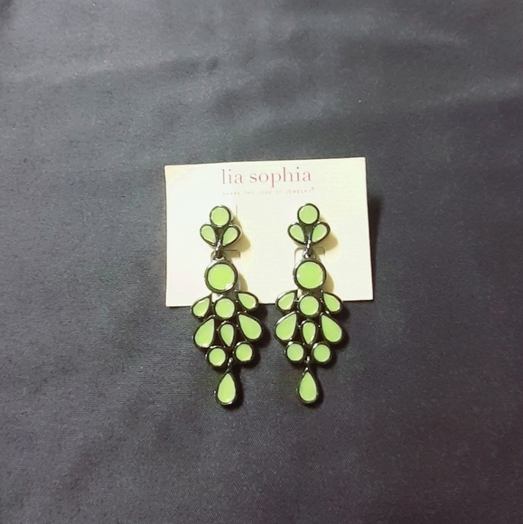 Earring - Picture 1 of 1